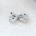 Vue détaillée d'un nœud papillon en maille blanche avec paillettes dorées et oursons - Blanc
