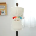 Felpa per cani in pile bianco con ricamo a cuori colorati e scritta Love dorata - Stile Cuore Arcobaleno