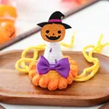 Détail d'un chapeau d'Halloween au crochet pour animaux avec mini sorcière et citrouille - Petit Chapeau de Magicien Halloween (Style Tête de Citrouille)