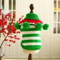 Dettaglio del maglione natalizio per animali in maglia con pompon e strisce colorate - XXS / A righe verdi e bianche