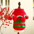 Dettaglio del maglione natalizio per animali con pompon rossi e morbida texture a maglia - XXS / Strisce Rosse e Verdi