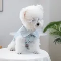 Lindo perro blanco con chaleco vaquero azul claro y gafas de sol blancas de estilo persiana - Estilo Calado Persiana Blanco
