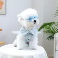 Kleine witte hond in lichtblauw spijkeroverhemd met bijpassende shutter-zonnebril voor huisdieren - Blauw Jaloezie Uitsparing Stijl