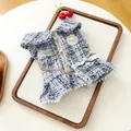 Robe en tweed bleu pour chien avec camélia et bordure en perles pour petits chats - Jupe Sac À Dos Style Chanel - Lan
