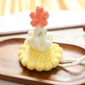 Chapeau au crochet fait main pour animaux avec base jaune et fleur rose - Chapeau en Tricot à Fleur 3D