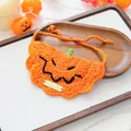 Detail van handgehaakte pompoen slabbetje voor huisdieren met metalen label en borduur - Halloween Gouden Tag Gebreide Slab - Pompoen