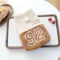Detail der Haustier-Vliesweste mit D-Ring und 92-Stickerei auf warmem Patchwork-Stoff - XS / Kaffee Weiß Patchwork