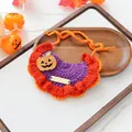 Handgehaakte paarse Halloween-slabbetje voor huisdieren met pompoendecoratie - Halloween Gouden Tag Gebreide Slab - Pompoen met Groene Steel