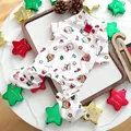 Vista detallada de pijama navideño blanco para mascotas con estampados festivos y anillo en D de metal - XS / Ropa de Casa de Navidad - Blanco