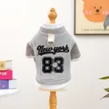 Detail der grauen New York Haustier-Strickjacke mit Stickerei und integriertem Metall-D-Ring - New York Faux Two-piece Sweatshirt