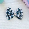 Détail d'un nœud papillon en tweed avec perles et strass sur un tissu doux blanc - Taille unique / Vert Foncé