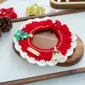 Detail van kersthalsband voor huisdieren met gehaakte textuur, belletje en kerstboom - Kerst Gouden Label Garen Halsband Boom Bel