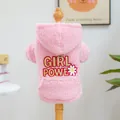 Detail van roze fleece hoodie voor huisdieren met Girl Power borduursel en madeliefjes - Girl Power Hoodie