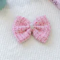 Vue détaillée de la barrette en tweed rose pour animaux avec perles et strass chic - Taille unique / Rose