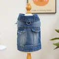 Detail van denim vest voor huisdieren met metalen D-ring, sierstakken en rafelige randen - XS / Modern Blauw