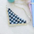 Dettaglio bandana per animali blu pied-de-poule con bordo di perle e bottone strass - Verde Scuro