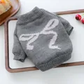 Pull en tricot gris pour animaux avec motif de nœud rose et bordure côtelée - XS / Gris