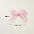 Rosa Schleife Haarklammer mit Rose im Detail mit den Maßen 8cm mal 7,4cm gezeigt - Einheitsgröße / Rosa Basis Spitzenblumen-Schleife