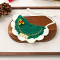 Handgemaakte kerstslabbetje voor huisdieren in donkergroen met hulstbes en ketting - Kerst Gouden Label Garen Slabbetje Bladeren