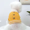 Gelber Zopfstrick-Hundepullover mit Holzknöpfen und weißem Rollkragen-Design - S / Gelb