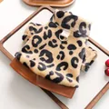Detalle de abrigo de felpa con estampado de leopardo con anillo en D y cuello alto cálido - XS / Estampado de Leopardo Clásico
