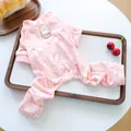 Detailansicht des rosa Strick-Tieroveralls mit Schmetterlingsprint und Metall-D-Ring für Leinen - L / Rosa Schmetterling