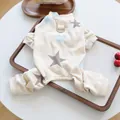 Detailansicht eines bedruckten Hundeoveralls mit D-Ring-Haken für die Leine in Beige - XS / Beiger Stern
