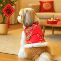 Costume Tang rouge pour chien avec broderies dorées et bordure en fausse fourrure blanche - Style Rouge Costume Tang Prospère