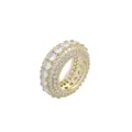 Détail d'une bague hip-hop plaquée or ornée de cinq rangées de zircons sertis à la main - US 7 / Or