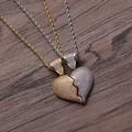 Macro di una collana con ciondolo a cuore spezzato in oro e argento con strass - Pendaglio Coppia Bicolore Sinistra Oro Destra Argento con Catena a Corda