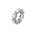 Détail d'une bague argentée avec oxyde de zirconium taille coussin et serti halo sur blanc - US 7 / Argent