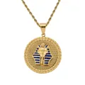 Détail du pendentif pharaon doré avec émail bleu sur une chaîne en corde torsadée - Pendentif Rond Pharaon Or + Chaîne Torsadée