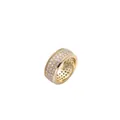 Dettaglio macro dell'anello hip hop dorato con cinque file di zirconi micro-pavé - US 7 / Oro