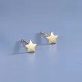 Minimalistische S925 sterling zilveren ster oorknopjes in goudkleur vanuit een macrohoek - Goud
