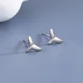 S925 Sterling Silber Walflosse Ohrstecker mit polierter Spiegeloberfläche für Damen - Walschwanz-Stil (BLN207E) / Weißgold
