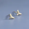 Minimalistische S925 Silber Walflosse Ohrstecker mit eleganter Goldbeschichtung - Walschwanz-Stil (BLN207E) / Gold