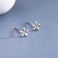 Minimalistische S925 Sterling Silber Ohrstecker in Blumenform mit poliertem Finish - Blumen-Stil (BLN209E) / Weißgold