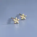 Minimalistische vergoldete Ohrstecker in Blumenform mit glänzender Metalloberfläche - Blumen-Stil (BLN209E) / Gold