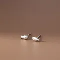 Orecchini a lobo a forma di pesce in argento sterling 925 con accenti in zircone lucido - Oro bianco