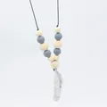 Collier de dentition plume en silicone avec perles en bois pour apaisement des gencives - Gris clair