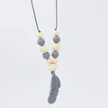 Collier de dentition plume en silicone gris avec perles en bois naturel pour bébés - Gris foncé