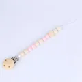 Detalle de sujetachupetes de madera con cuentas de silicona rosa y clip metálico - Rosa