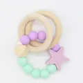 Massaggiagengive neonato in silicone e legno con ciondolo a stella e perline colorate - Viola chiaro