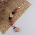 Chupetero artesanal de madera de haya y silicona con cuenta de corazón en burdeos y rosa - Rosa empolvado