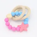 Massaggiagengive a stella in silicone rosa con anelli in legno naturale e perle - Rosso rosa