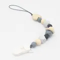 Dettaglio perline in silicone e cuore in legno sulla catenella per ciuccio minimalista - Bianco
