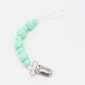 Detalle de cuentas de silicona verde menta y clip de metal en la cadena del chupete - Verde