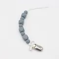 Detalle del sujetachupete de silicona gris con clip de metal plateado para bebés en dentición - Gris oscuro