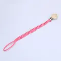 Attache-tétine tressée rose avec clip en bois naturel et boucle de fixation sécurisée - Rose