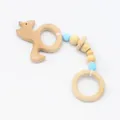 Détail de l'anneau de dentition écureuil en hêtre avec perles en silicone bleu clair - Style Écureuil (Seahorse)